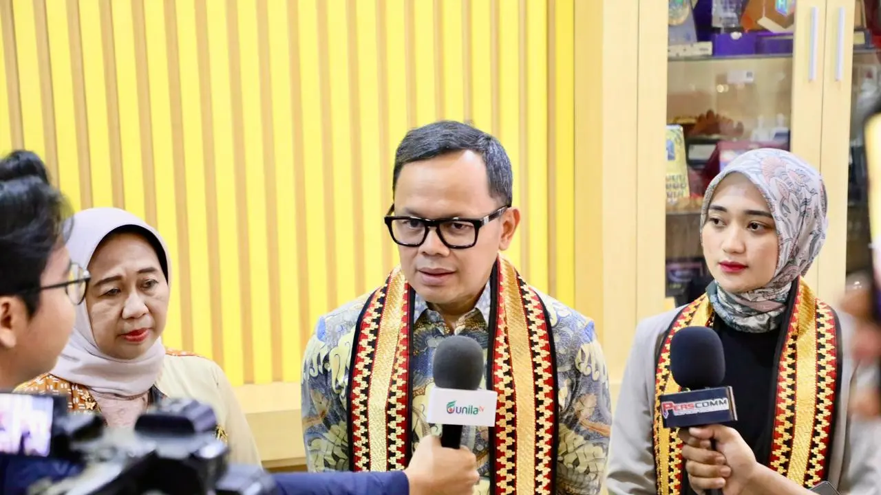 Wakil Menteri Dalam Negeri, Bima Arya Sugiarto saat menghadiri Seminar Nasional dan Rapat Kerja Tahunan Badan Kerja Sama Perguruan Tinggi Negeri Barat Bidang Ilmu Sosial di Universitas Lampung. (Dok: Kemendagri)