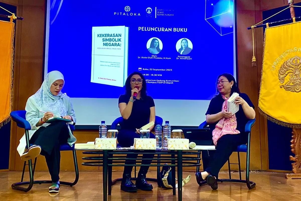 Anggota DPR RI dari Fraksi PDI-Perjuangan (PDIP) Rieke Diah Pitaloka meluncurkan buku hasil desertasi di Dapertemen Ilmu Komunikasi FISIP UI dengan judul 'Kekerasan Simbolik Negara'.