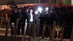 Menteri Luar Negeri Singapura, Vivian Balakrishnan berswafoto dengan pemimpin Korea Utara Kim Jong-un di Gardens by the Bay, Senin (11/6). Kim mengunjungi sejumlah tempat wisata di Singapura sebelum pertemuannya dengan Donald Trump. (AFP/Nicholas Yeo)