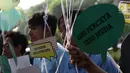Aktivis Poros Indonesia Muda saat melakukan aksi dengan membawa balon bertempelkan gambar politisi muda di Gedung KPU, Jakarta, Rabu (1/8). Mereka berharap Pemilu 2019 mendapatkan pilihan yang membawa aspirasi kaum muda. (Liputan6.com/Helmi Fithriansyah)