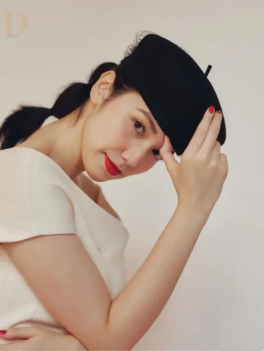 Potret penuh pesona Velove Vexia dengan bare face dan pulasan lipstik merah. [Foto: Instagram/vaelovexia]