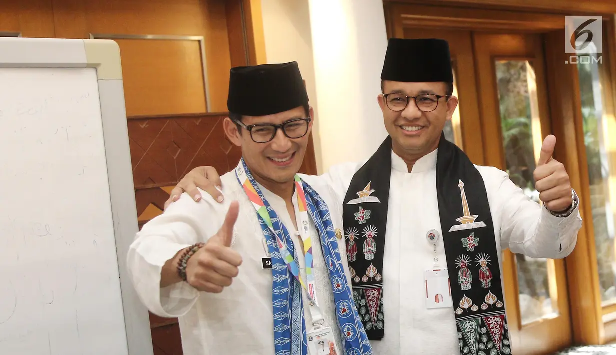 Gubernur dan Wakil Gubernur DKI Jakarta, Anies Baswedan dan Sandiaga Uno berfoto bersama usai  menyampaikan surat pengunduran diri di Balai Kota, Jumat (10/8). Sandiaga memutuskan untuk menjadi Cawapres Prabowo Subianto. (Liputan6.com/Herman Zakharia)