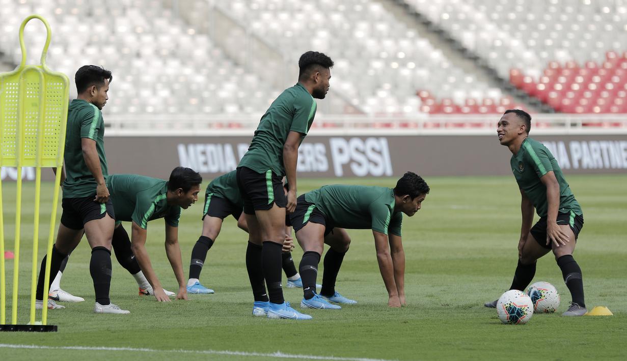 Pemain Timnas Indonesia saat latihan jelang laga kualifikasi Piala Dunia 2022 di SUGBK, Jakarta, Senin (9/9). Indonesia akan berhadapan dengan Thailand. (Bola.com/M Iqbal Ichsan)