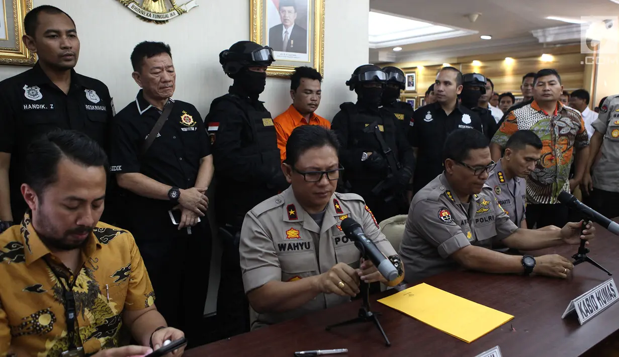 Wakapolda Metro Jaya Brigjen Pol Wahyu Hadiningrat didampingi Kabid Humas Polda Metro Jaya Kombes Pol Argo Yuwono saat gelar perkara pembunuhan satu keluarga di Kota Bekasi di Polda Metro Jaya, Jakarta, Jumat (16/11). (Merdeka.com/Imam Buhori)