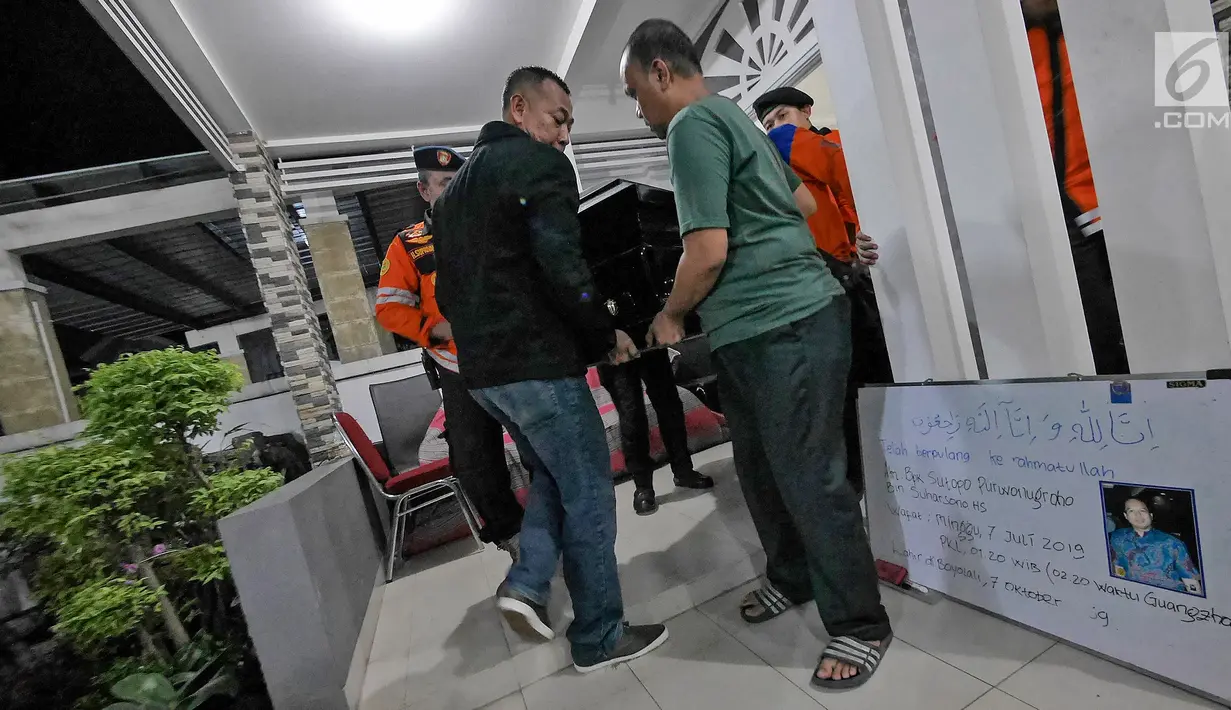 Jenazah Kapus Data Informasi dan Humas BNPB Sutopo Purwo Nugroho dibawa menuju ambulans untuk diberangkatkan ke Bandara Soekarno-Hatta usai disemayamkan di rumah duka Raffles Hils, Cimanggis, Depok, Senin (7/7/2019). Sutopo akan dikebumikan di Boyolali. (Liputan6.com/Herman Zakharia)