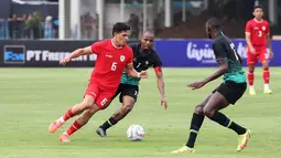 Pemain Timnas Indonesia, Ragnar Oratmangoen berusaha melewati pemain Tanzania, Himid Mao Mkam  saat laga persahabatan yang berlangsung di Stadion Madya, Senayan, Jakarta, Minggu (02/06/2024). (Bola.com/Abdul Aziz)