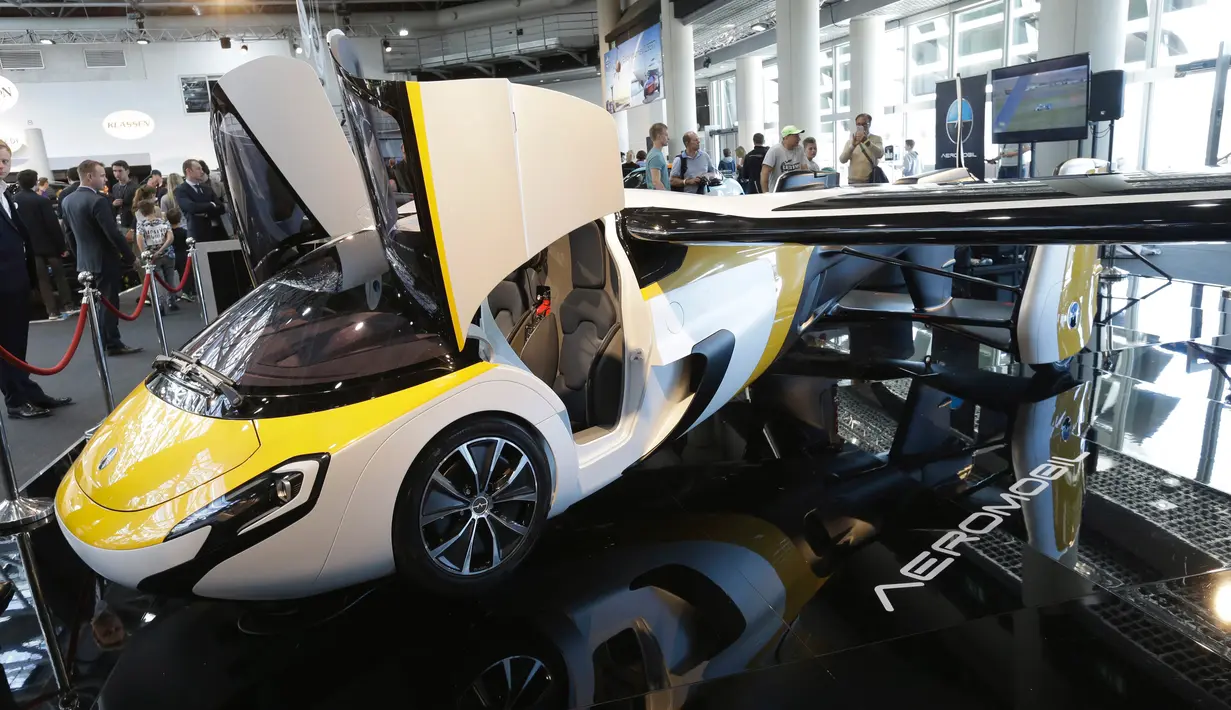 Mobil terbang AeroMobil saat dipamerkan di Monaco, Kamis (20/4). Mobil yang prototipenya diluncurkan pada 2014 lalu tersebut sudah bisa dipesan pada akhir tahun mendatang. (AP Photo / Claude Paris)