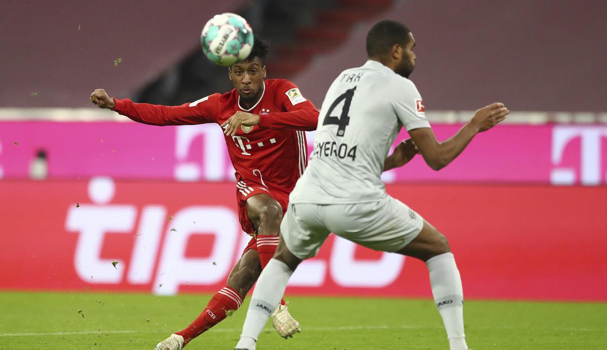 Striker Bayern Munich, Kingsley Coman (kiri) melepaskan tendangan di depan bek Bayer Leverkusen, Jonathan Tah dalam laga lanjutan Liga Jerman 2020/2021 pekan ke-30 di Allianz Arena, Munich, Selasa (20/4/2021). Bayern Munich menang 2-0 atas Leverkusen. (AP/Matthias Schrader/Pool)