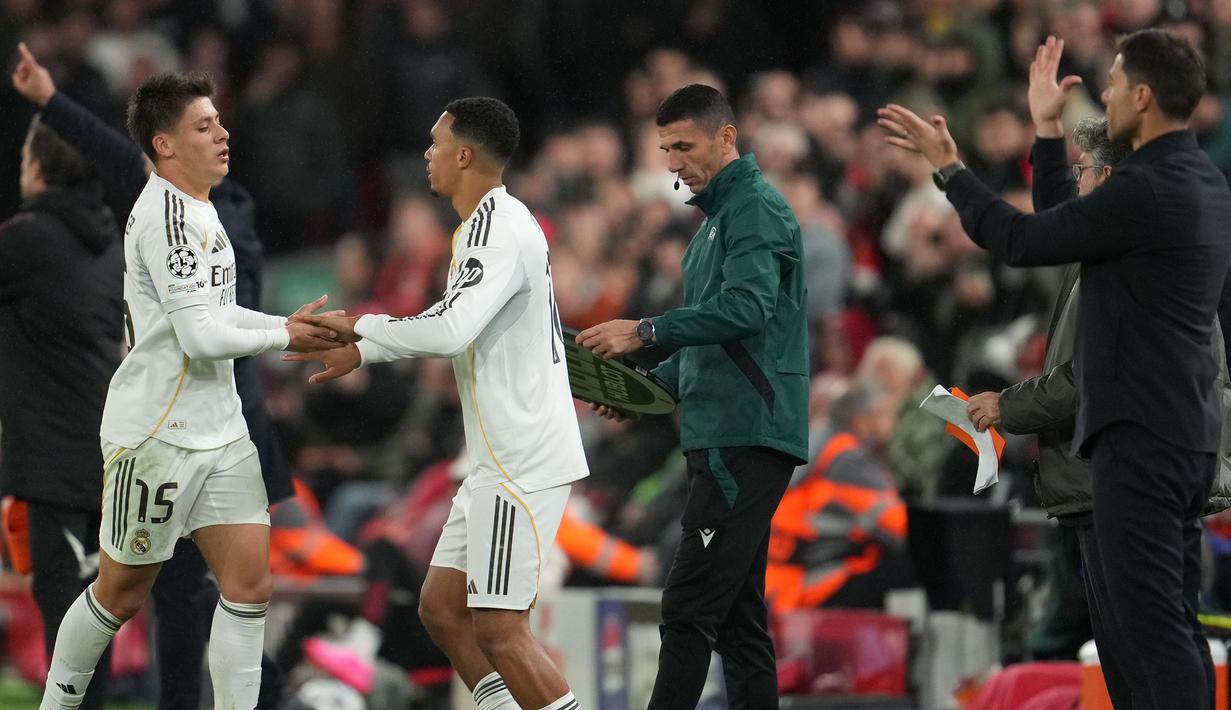 Pemain Real Madrid, Trent Alexander-Arnold (kiri) masuk menggantikan Arda Guler untuk bermain dalam laga Liga Champions 2025/2026 melawan Liverpool di Anfield, Liverpool, Inggris, Selasa (04/11/2025) waktu setempat. (AP Photo/Jon Super)