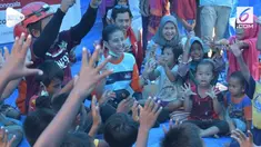 Awkarin nampak terlihat di tengah deretan relawan gempa dan tsunami Palu. Ia bersama relawan lain ikut menyalurkan bantuan untuk korban bencana.