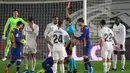 Wasit Jesus Gil Manzano memberikan kartu merah kepada gelandang Real Madrid, Casemiro (kedua dari kiri) saat melawan Barcelona dalam laga lanjutan Liga Spanyol 2020/2021 pekan ke-30 di Alfredo di Stefano Stadium, Madrid, Sabtu (10/4/2021). Real Madrid menang 2-1 atas Barcelona. (AFP/Javier Soriano)