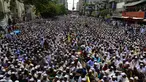 Aktivis dari sebuah kelompok Islam menggelar demonstrasi di Dhaka, Banglades, Jumat (21/4). Massa menuntut pemerintah untuk menghancurkan sebuah patung di depan Mahkamah Agung karena dianggap sebagai berhala. (AFP PHOTO / STR)