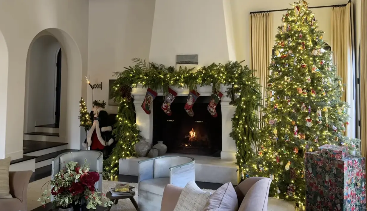 Kendall menggunakan jasa dekorator langganan keluarganya, Jeff Leatham, yang ia sebut sebagai "malaikat Natal", untuk mendandani rumahnya. [Foto: Instagram/ Kendall Jenner]