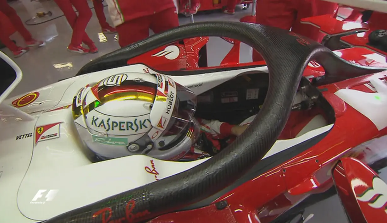 Pebalap Ferrari, Sebastian Vettel, dengan pengaman Halo yang terpasang di mobilnya saat latihan bebas pertama F1 GP Inggris di Sirkuit Silverstone, Inggris, Jumat (8/7/2016). (Bola.com/Twitter/F1)