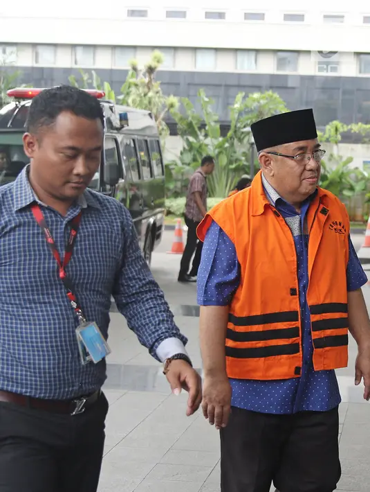 Calon gubernur Sulawesi Tenggara, Asrun tiba untuk menjalani pemeriksaan di gedung KPK, Selasa (13/2). Mantan Wali Kota Kendari itu diperiksa dalam kasus suap pengadaan barang dan jasa di Pemkot Kendari tahun 2017-2018. (Liputan6.com/Herman Zakharia)