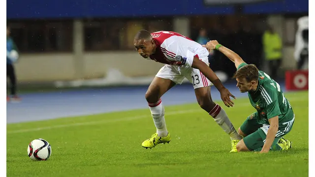 Video aksi Kenny Tete bek Ajax Amsterdam berusia 20 tahun yang sudah dipanggil membela timnas Belanda. Kenny Tete mengakui bahwa ayahnya dari Mozambik dan ibunya berdarah Indonesia.