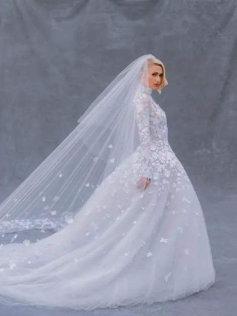 Gaun pernikahan Paris Hilton rancangan Oscar de la Renta