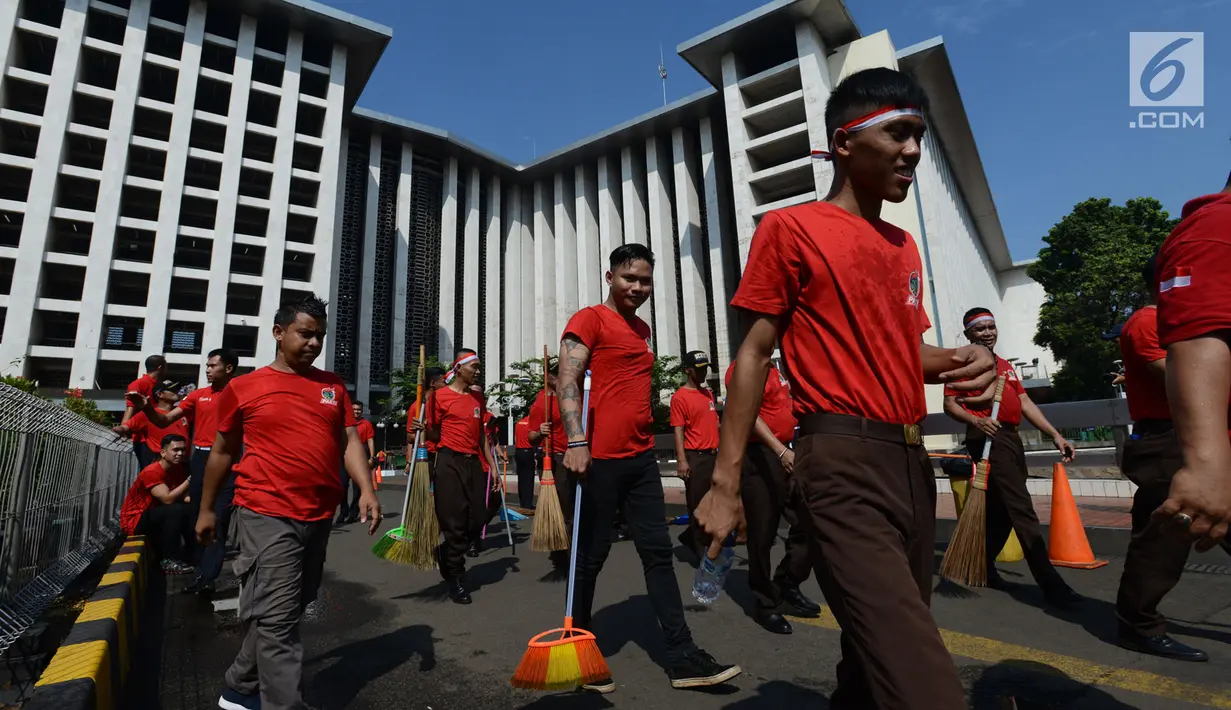 Sejumlah narapidana usai membersihkan Masjid Istiqlal pada "Bakti Merah Putih Narapidana", Jakarta, Rabu (27/3). Membersihkan rumah ibadah menjadi salah satu rangkaian HUT Pemasyarakatan ke-55 yang dilakukan serentak se Indonesia. (merdeka.com/Imam Buhori)