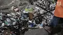 Tumpukan sampah yang ada di Pintu Air Manggarai, Jakarta, Senin (5/2). Sampah didominasi oleh batang pohon yang terbawa arus. (Liputan6.com/Faizal Fanani)