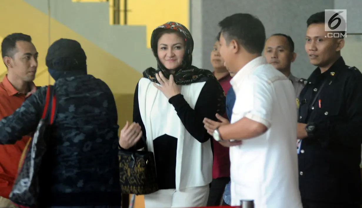 Istri Setya Novanto, Deisti Astriani Tagor (tengah) bersiap meninggalkan Gedung KPK, Jakarta, Senin (22/1). Deisti diperiksa terkait kasus dugaan merintangi penyidikan perkara e-KTP dengan tersangka Fredrich Yunadi. (Liputan6.com/Helmi Fithriansyah)