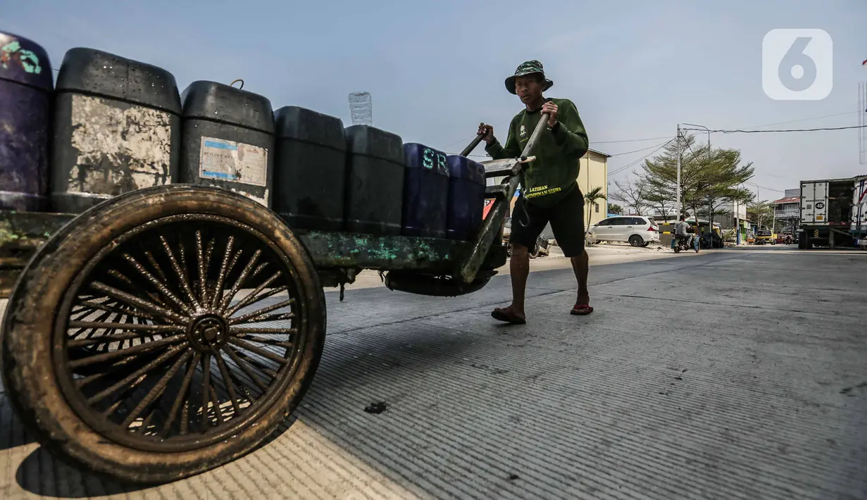 Air bersih itu didapat dari para pedagang air keliling yang masih eksis di kawasan ini. (Liputan6.com/Faizal Fanani)