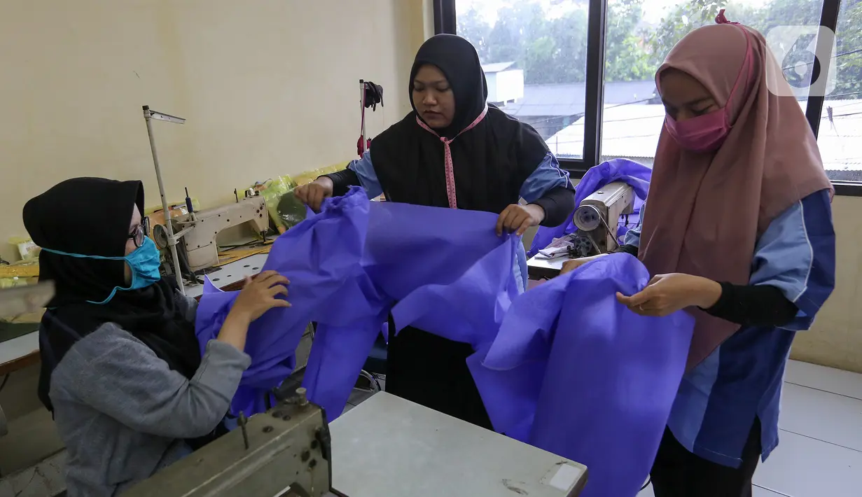 Peserta pelatihan memproduksi alat pelindung diri (APD) berupa pakaian dekontaminasi atau baju hazmat di Balai Latihan Kerja (BLK), Cibodas, Kota Tangerang, Rabu (15/4/2020). Sebanyak 20 peserta memproduksi baju hazmat untuk tenaga medis covid-19. (Liputan6.com/Fery Pradolo)
