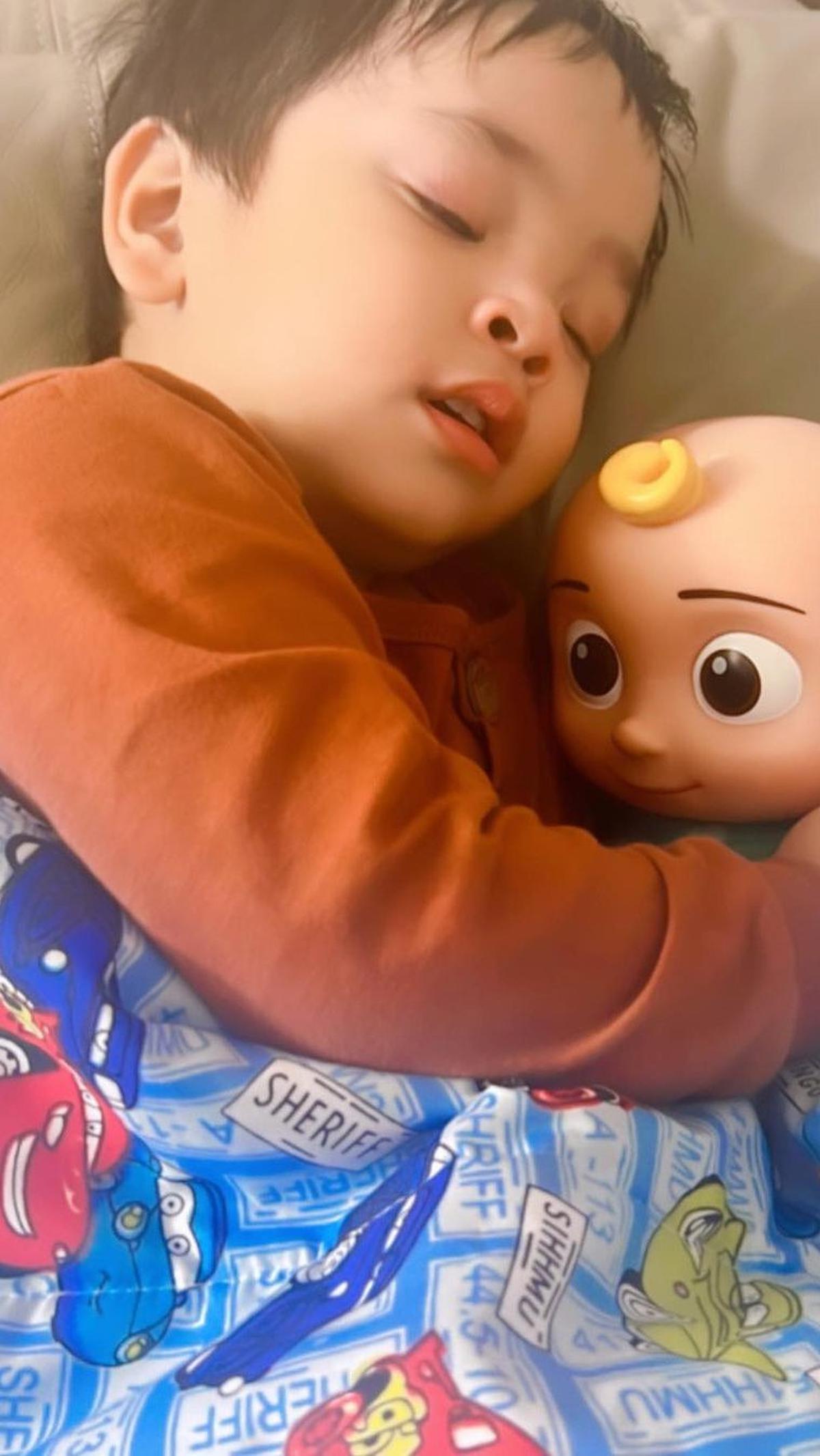 Keinginannya itu terlontar kepada pengasuhnya sebelum tidur. <br><br>"Kalau Gala sekolah mau dijemput papi," kata Gala.