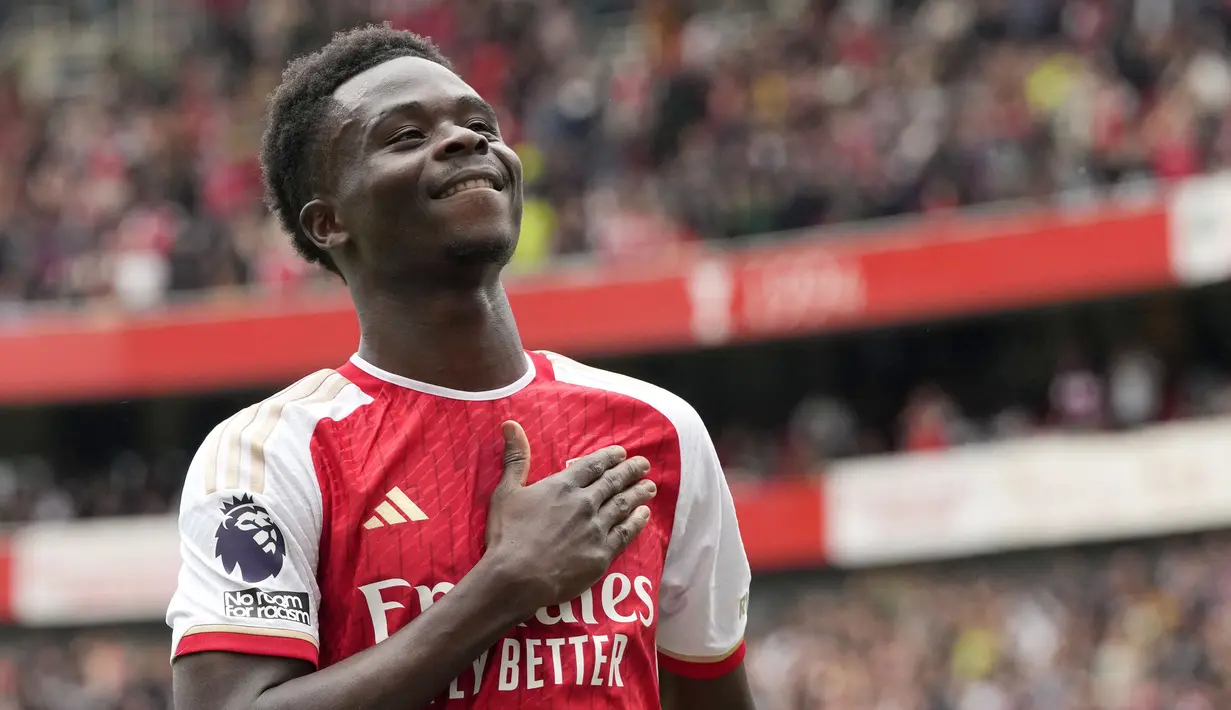 Pemain Arsenal, Bukayo Saka melakukan selebrasi setelah mencetak gol ke gawang Bournemouth pada laga pekan ke-36 Premier League 2023/2024 di Stadion Emirates, Sabtu (4/5/2024). (AP Photo/Frank Augstein)