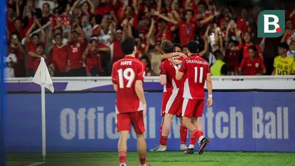 Timnas Indonesia merayakan gol yang dicetak Ole Romeny di depan para pendukung yang memadati Stadion Utama Gelora Bung Karno (SUGBK) Senayan, Jakarta, Selasa (25/3/2025). (Bola.com/Bagaskara Lazuardi)
