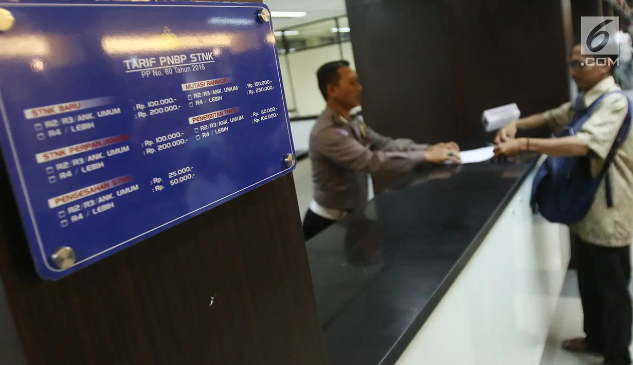 Petugas melayani warga saat mengurus pembayaran pajak kendaraan di Ditlantas Polda Metro Jaya, Jakarta, Senin (31/7). Menyambut Hari Kemerdekaan ke-72 RI, Samsat DKI Jakarta melakukan pemutihan denda pajak. (Liputan6.com/Immanuel Antonius)