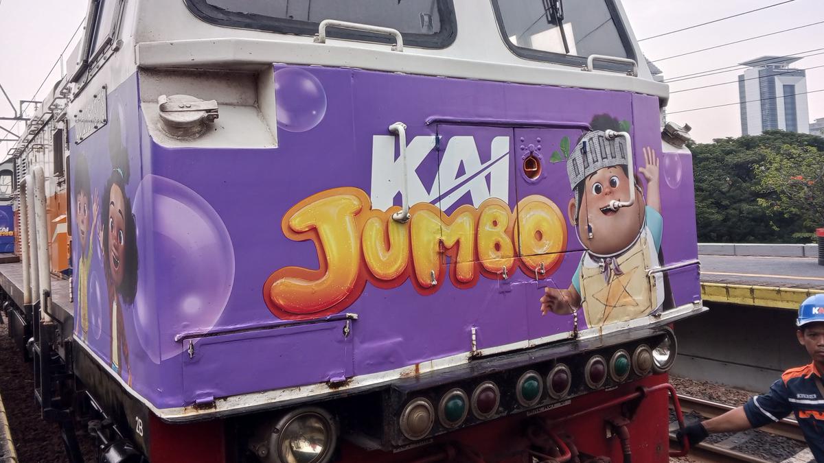 Kereta Api Livery Jumbo Cs Meluncur di Akhir Libur Sekolah, Penumpang Diajak Berburu Stempel di 10 Stasiun