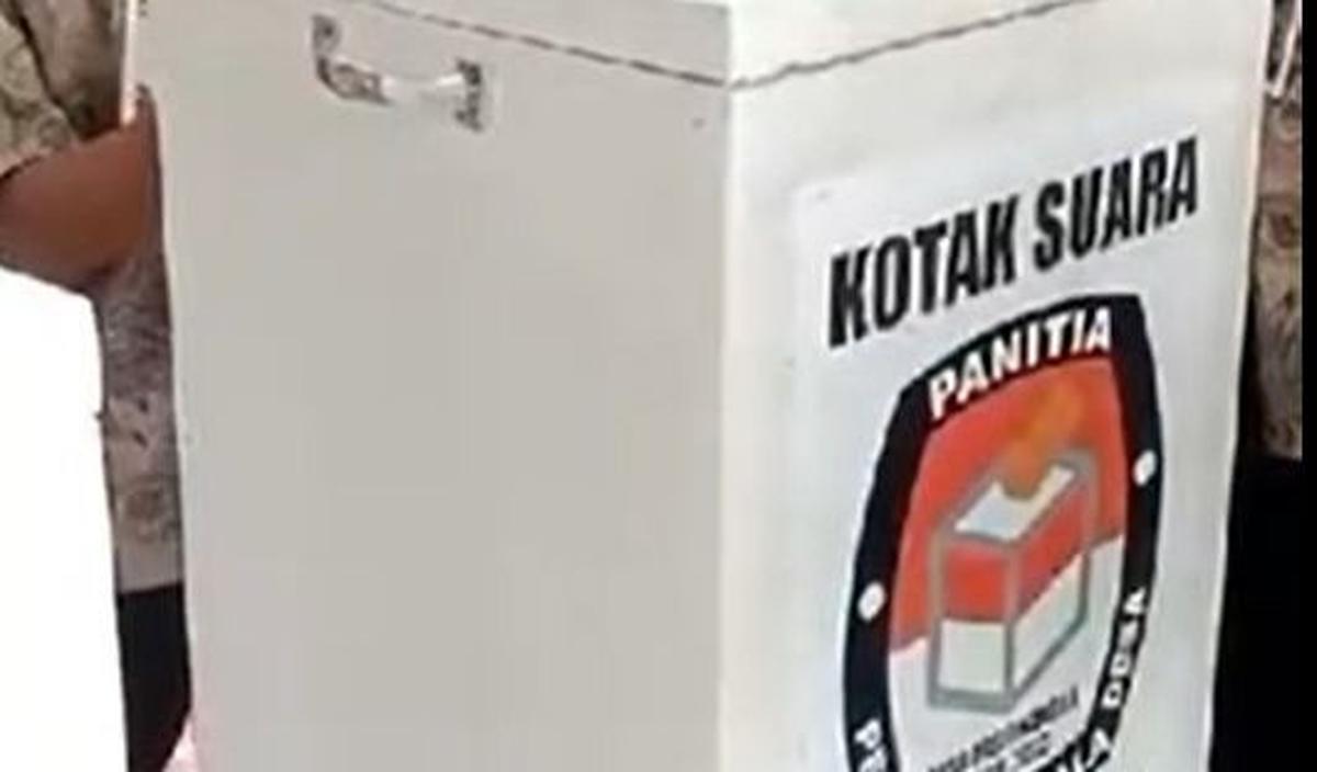 Panitia jebol kotak suara<br>