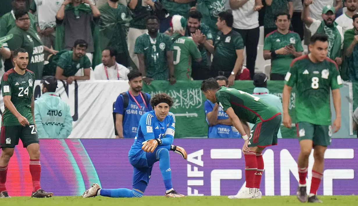 El Tri sebenarnya memetik kemenangan 2-1 atas Arab Saudi pada matchday ketiga Piala Dunia 2022 di Stadion Lusail, Kamis (1/12/2022). Namun, kemenangan itu sia-sia karena Meksiko tetap gagal lolos ke babak 16 besar. (AP/Moises Castillo)