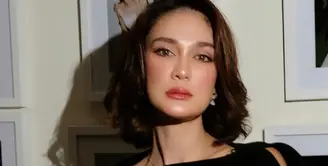 Setelah menikah, Luna Maya pun memotong rambut panjangnya menjadi pendek model bob. Kini ia kerap menstyling rambut pendeknya dengan berbagai termasuk dibuat wavy. [@lunamaya]
