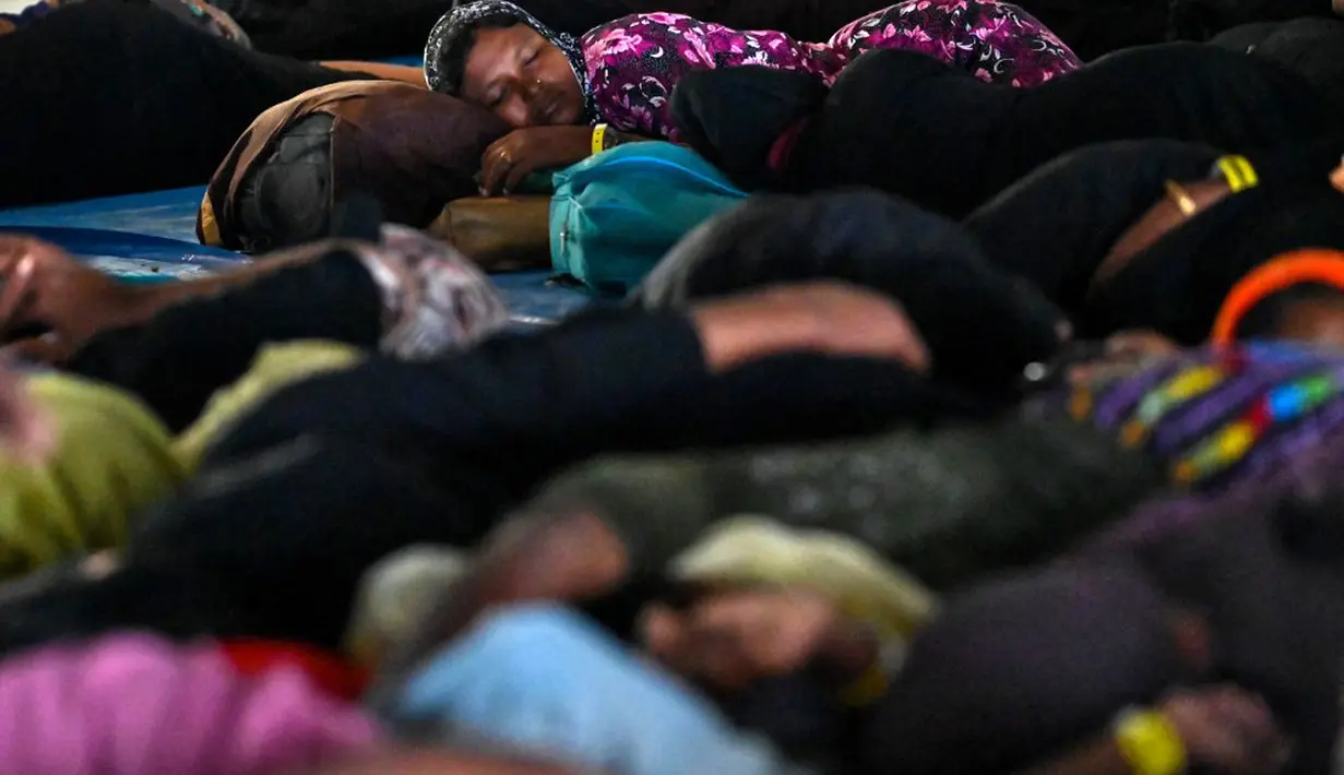 Warga Aceh menolak kedatangan para pengungsi Rohingya dan meminta pemerintah untuk segera bertindak. (CHAIDEER MAHYUDDIN/AFP)