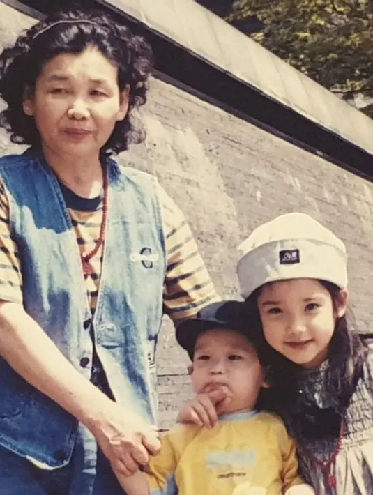 Pipi IU kecil yang chubby membuat ia semakin menggemaskan. Diketahui artis kenamaan Negeri Ginseng ini punya adik laki-laki. Begini potret kebersamaannya lawas IU bareng adik laki-laki dan ibundanya. Saat kecil hingga kini sudah dewasa, paras IU selalu dipuji netizen dan disebut cantik alami. (Liputan6.com/IG/@dlwlrma)
