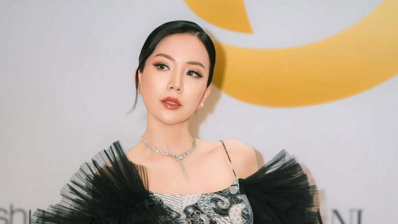 7 Potret Agnes Jennifer Tampil Stunning dengan Fashion Uniknya, Netizen: Gayung Lope Lewat