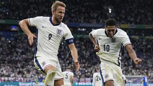 Selebrasi striker Timnas Inggris, Harry Kane (kiri) bersama rekannya, Jude Bellingham setelah mencetak gol kedua timnya ke gawang Timnas Slovakia pada laga babak 16 besar Euro 2024 di Arena AufSchalke, Gelsenkirchen, Jerman, Minggu (30/6/2024). (AP Photo/Thanassis Stavrakis)
