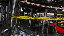 Beruntung tidak ada korban jiwa dalam peristiwa tersebut. Tampak, seluruh badan bus habis terbakar, Jakarta, Kamis (28/8/14). (Liputan6.com/Faizal Fanani)