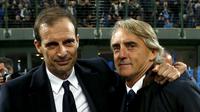 Roberto Mancini dan Massimiliano Allegri berpose sebelum menjalani laga Derby d'Italia. (REUTERS/Alessandro Garofalo)