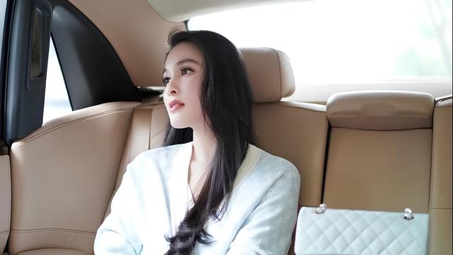 Sandra Dewi Naik Roll Royce