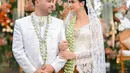 Tanpa paes, Hana melengkapi penampilannya dengan tatanan rambut sanggul rendah yang dihiasi ronce melati dan veil panjang warna putih. [Foto: IG/@thepotomoto].