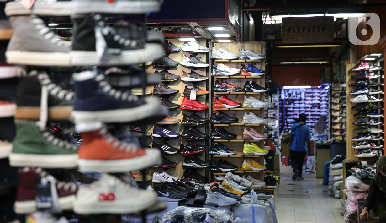 Aktivitas toko sepatu impor dari Vietnam dan China di Jakarta, Selasa (1/9/2020). Kementerian Perdagangan menerbitkan Permendag Nomor 68 Tahun 2020 untuk menekan laju impor alas kaki dan barang konsumsi lainnya yang meningkat hingga 50,64 persen pada Mei hingga Juni 2020 (Liputan6.com/Faizal Fanani)