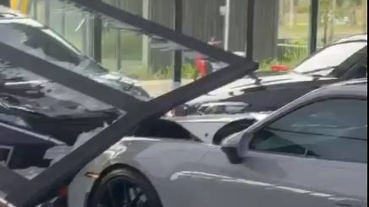 Viral Video Mobil Tabrak Showroom Berisi Porsche Rp8,9 Milyar, Netizen Ikut Ngilu