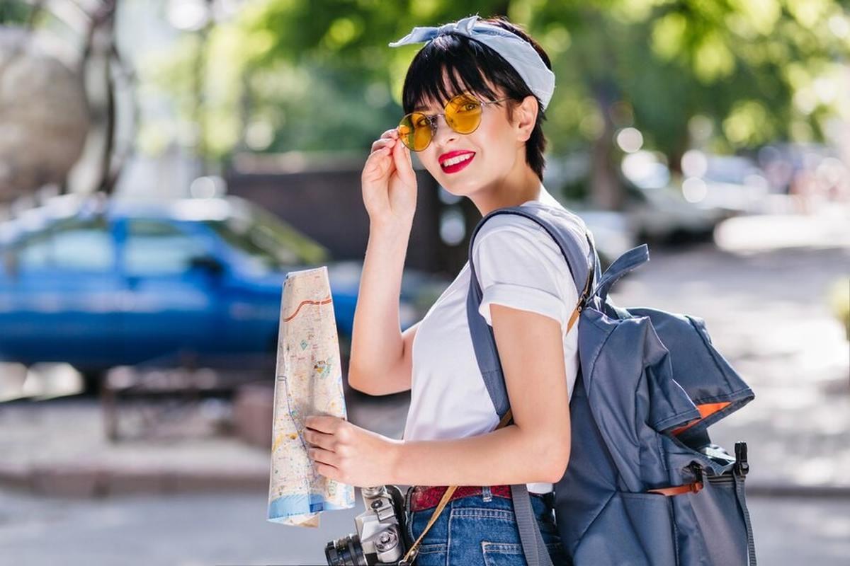 Ilustrasi Travelling Bawa Tas Kecil