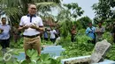 Ketua MPR RI Zulkifli Hasan bersama keluarga melakukan doa di pusara makam kedua orangtuanya di Desa Pisang, Kecamatan Penengahan, Kabupaten Lampung Selatan, Kamis (17/3). (Liputan6.com/Yoppy Renato)