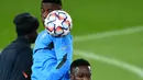 Pemain bertahan Leipzig, Ibrahima Konate (kiri) menyundul bola saat sesi latihan di stadion Parc des Princes di Paris (23/11/2020). Leipzig akan bertanding melawan PSG pada Grup H Liga Champions. (AFP/Franck Fife)