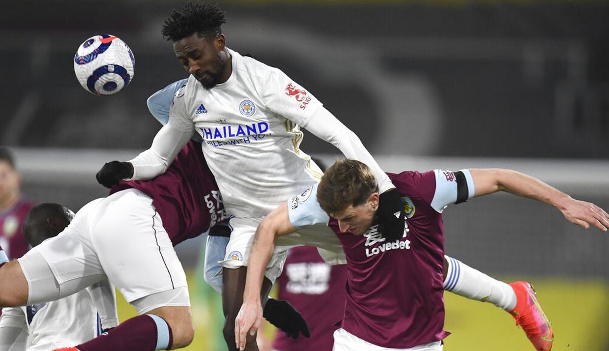 Pemain Leicester City, Wilfred Ndidi, duel udara dengan pemain Burnley, Matej Vydra, pada laga Liga Inggris di Stadion Turf Moor, Rabu (3/3/2021). Kedua tim bermain imbang 1-1. (Peter Powell/Pool via AP)