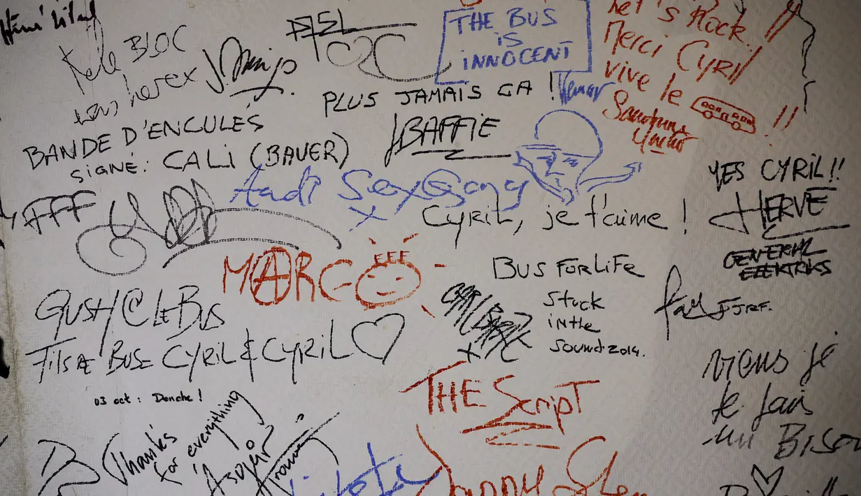 Sepotong dinding dari Bus Palladium, sebuah tempat di Paris yang ditutup tahun lalu, yang ditandatangani oleh sejumlah bintang rock termasuk anggota The Libertines, Air dan The Dandy Warhols, bernilai antara 5.000 hingga 8.000 euro. (Geoffroy VAN DER HASSELT / AFP)