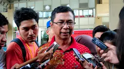 Ketua Yayasan Dharma Putra Kostrad 2, Ashrul Zainudin saat memberikan keterangan pada wartawan di Mal Tebet Green, Jakarta, Kamis (5/3/2015). Penyegelan ini merupakan peringatan ketiga untuk mal Tebet Green. (Liputan6.com/Yoppy Renato)